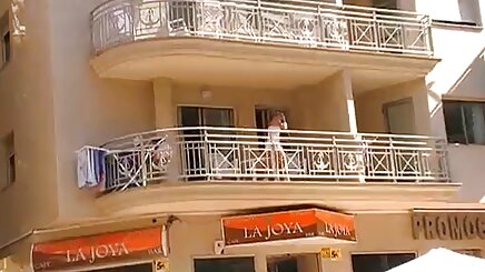 Güzel, bir adam tarafından göğüsleri üzerinde türk anal pornolar krem bulaşmış