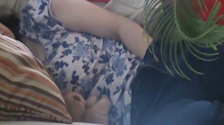 Dizlerinin üzerinde etek altında turbanli anal porno Andrea Skye