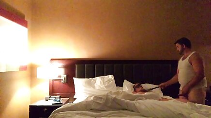 Adam kız arkadaşını yerli anal porno karnında kullanıyor